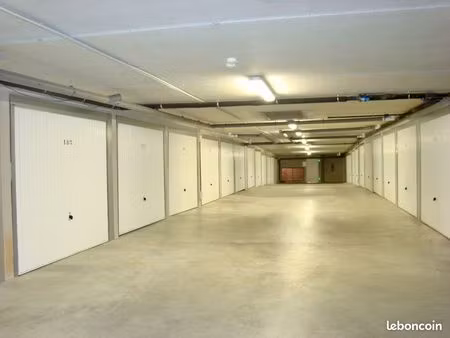 beau garage fermé : grand + non inondable + sécurisé