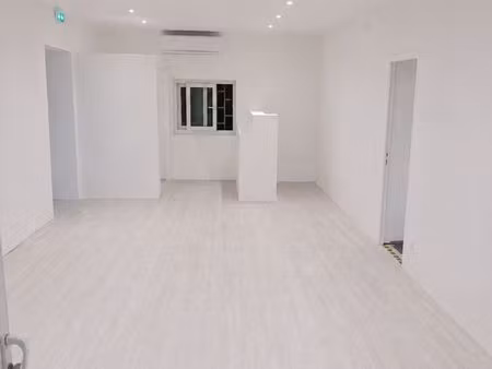 local commercial 135 m2 hyper centre-ville la possession