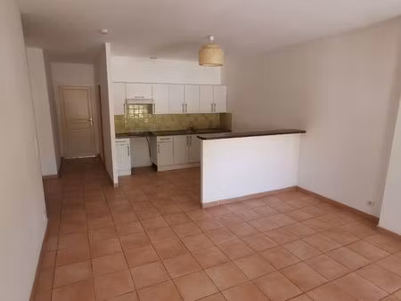 3 pièces  68 m2  3ème étage  centre ville de lorgues
