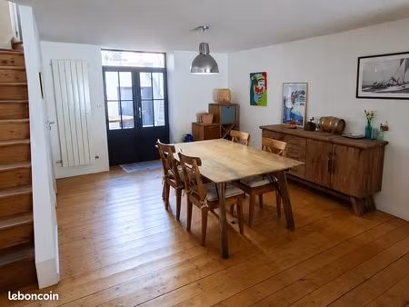 belle maison de ville meublée de 105 m² – quartier saint-nicolas – la rochelle