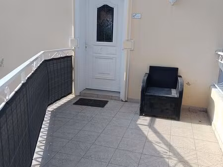 t2 meublé de 29 m2 avec terrasse - maison de 2 appartements
