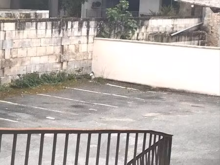 place de parking extérieur