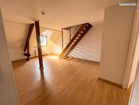 grand t2 (+ mezzanine) rénové au centre ville montbéliardncf