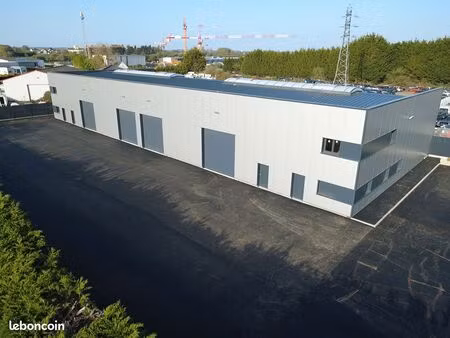 local 1000 m² plerin