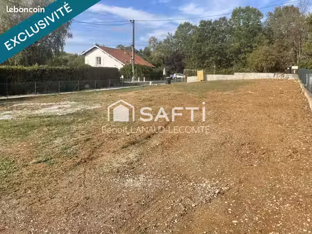 terrain 557 m² franois