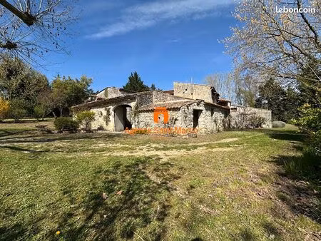 belle batisse en pierre avec de nombreuses dépendances