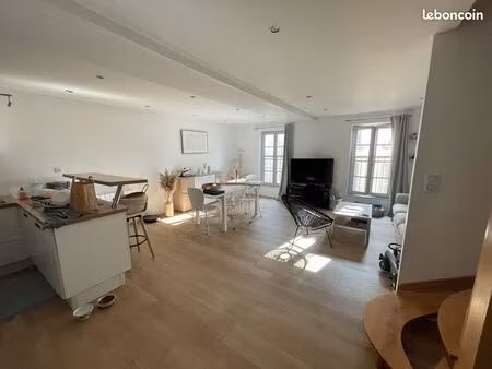 appartement à louer t3 duplex 86 m2 env centre ville rue animée  vide non meublé  au 3éme 
