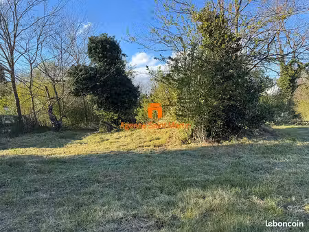 beau terrain viabilisé de 794 m²