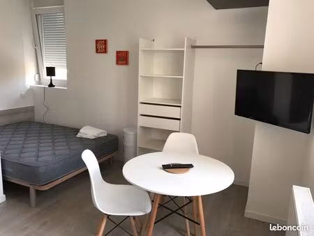 loue très beau studio meublé au centre ville de montbéliard avec place de parking
