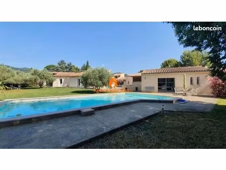maison de plain pied de 220m² avec piscine
