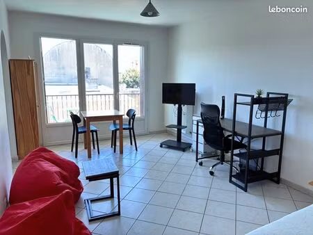 loue studio meublé et en cours de rénovation