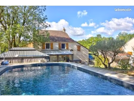 propriété 7 pièces 145 m²