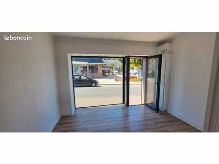 boutique ou bureau  16 m²  avec lavabos et wc  emplacement de 1er ordre