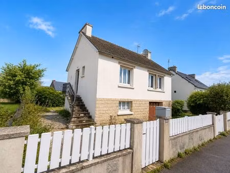 maison à fort potentiel avec jardin clos et garage  proches commodités à pied
