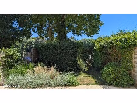 un appartement t2 avec jardin privatif et garage