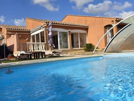 villa familiale de plain-pied – 181 m² – 5 chambres – piscine – véranda – terrain de 916 m