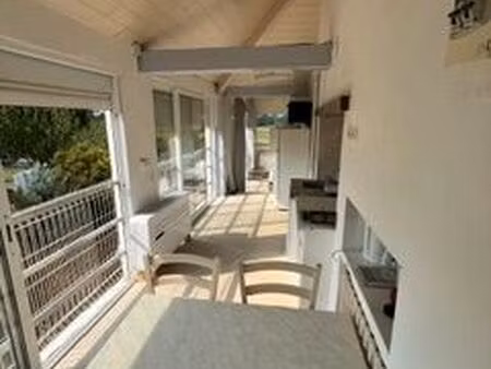 logement dans grande maison à la campagne