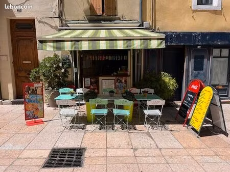 vends crêperie de devanture dans rue piétonne