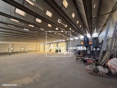 local d'activité 878 m²