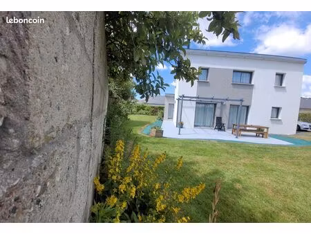 maison récente avec son gîte penhors