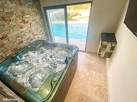 villa 130 m2 avec piscine et jacuzzi