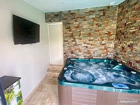 villa avec piscine et jacuzzi