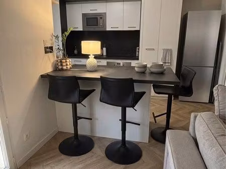 appartement t2 entièrement rénové avec balcon et parkings