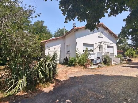 maison de caractère avec son grand parc arboré