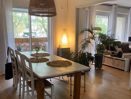 appartement t5 traversant de 96 m2 entièrement rénové avec balcon  cave et parking