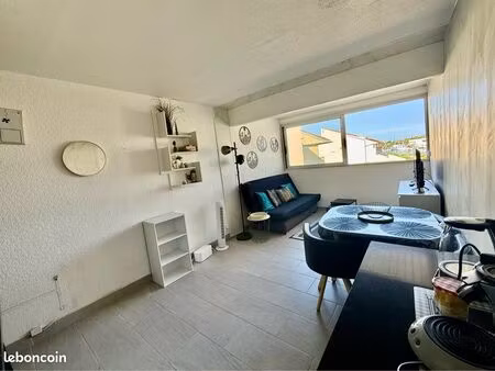 studio cabine à la tamarissière âge