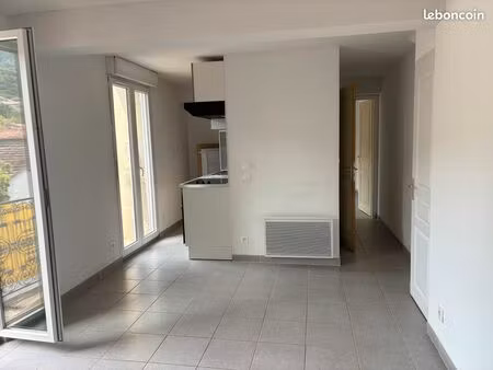 f2 1er étage avec cave et parking