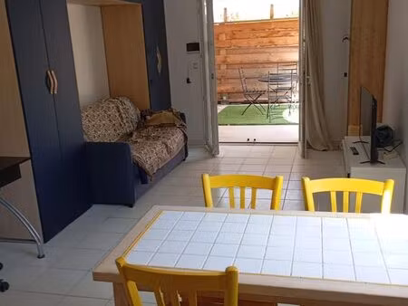 studio meublé 28 m² avec grand extérieur et parking