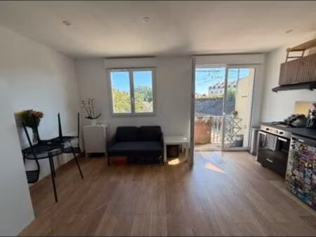 studio central et lumineux près de la gare avec terrasse