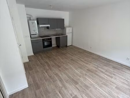 location appartement non meublé 40m2 + extérieur