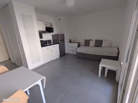 studio 25 m² + terrasse 8 m² + parking + ascenseur + tram à 200 m + fibre + balcon