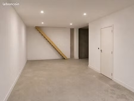 entrepôt de 85 07 m² sur deux niveaux – disponibilité septembre