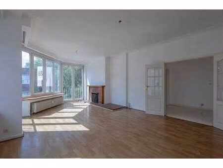 appartement rafraîchi avec 2 chambres et grande cave.