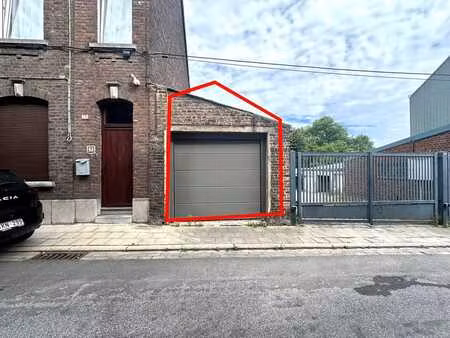 garage sécurisé de ±24 m² avec porte motorisée