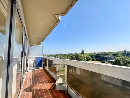 studio rénové avec terrasse à deux pas de l'otan