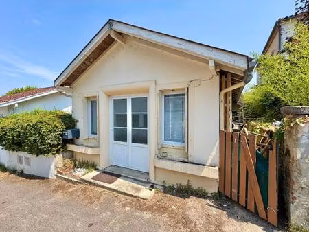 maison de village independante avec petit exterieur