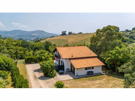 espelette - maison basque avec appartement t2 et terrain de 2 000 m²