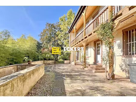 demeure de caractère érigée en 1818 d'environ 320 m² au sol