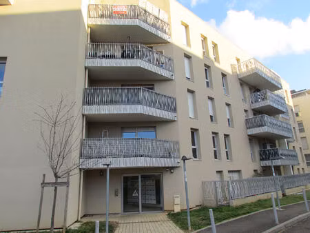 appartement 2 pièces - 41 m² en rez-de-jardin avec cave et garage - bron (69500)