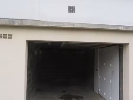 garage 14 m2 quartier place de strasbourg  tours