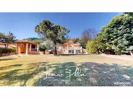 villa 8 pièces 215 m²