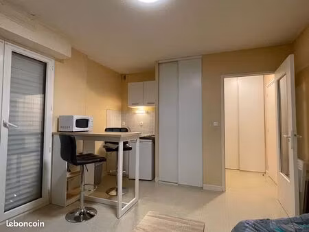 loue studio meublé avec terrasse