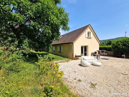 courbouzon (39 jura)  à vendre maison 115 m²  4 chambres  2 sdb  1 garage  terrain clos de