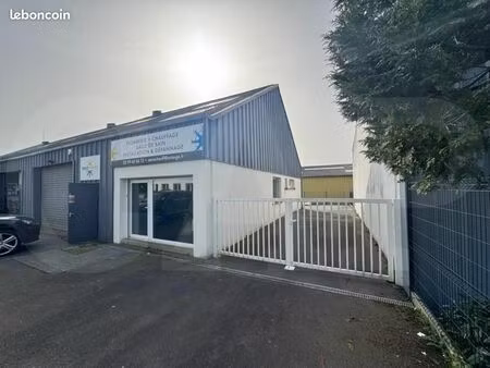 local 230 m²