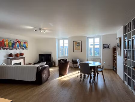 bourg centre  t3 meublé de 81 m2