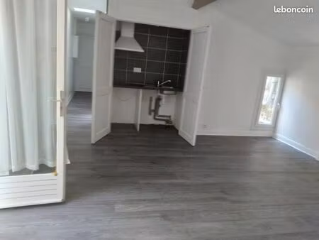 studio avec sdb et wc séparé + balcon